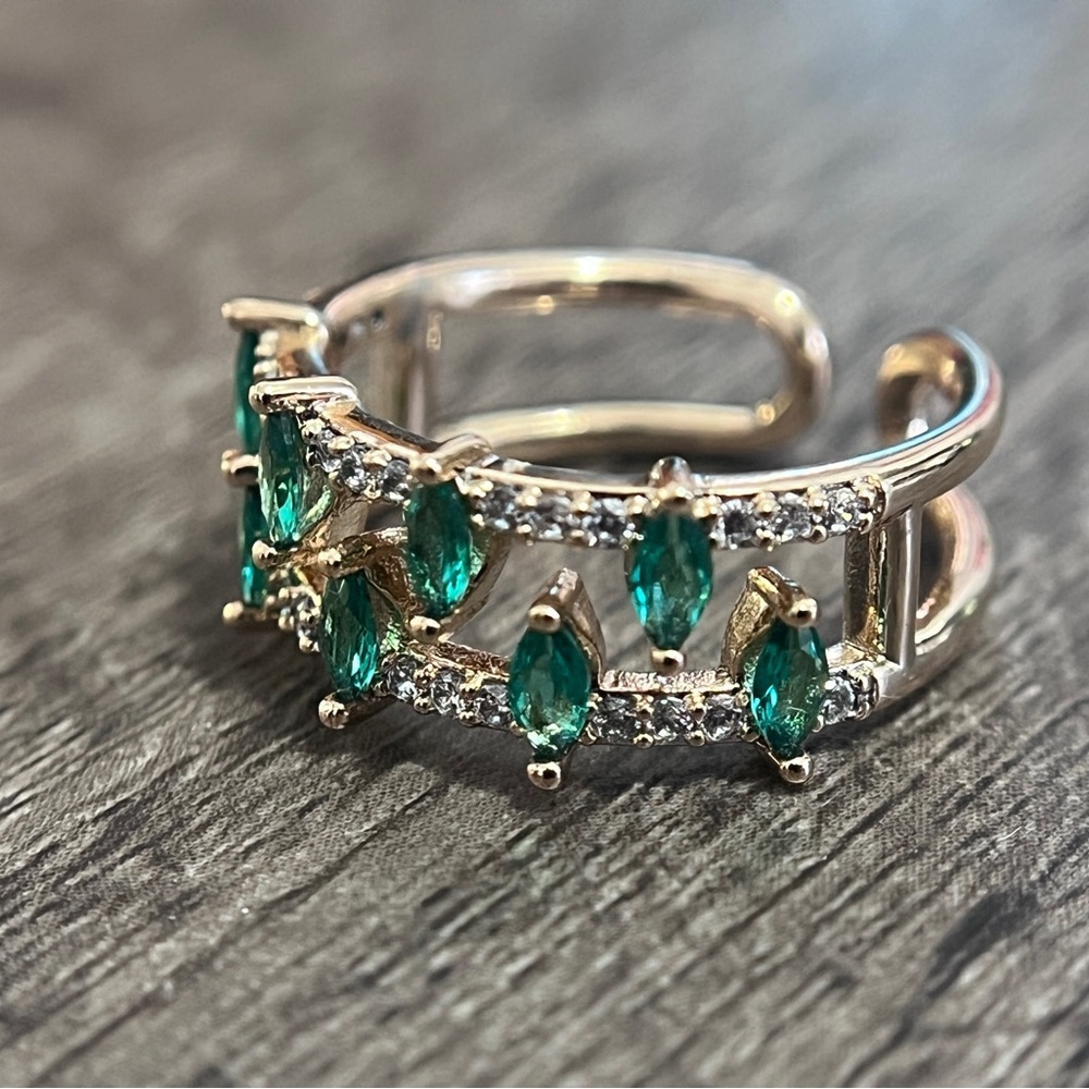 Elegant Emerald Green Diamond Band Size 6